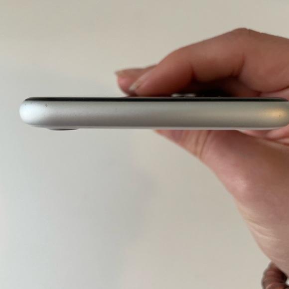 (SOLD) EXCELLENT CONDITION iPhone SE 2nd - purchased do not buy - Picture 9 of 11